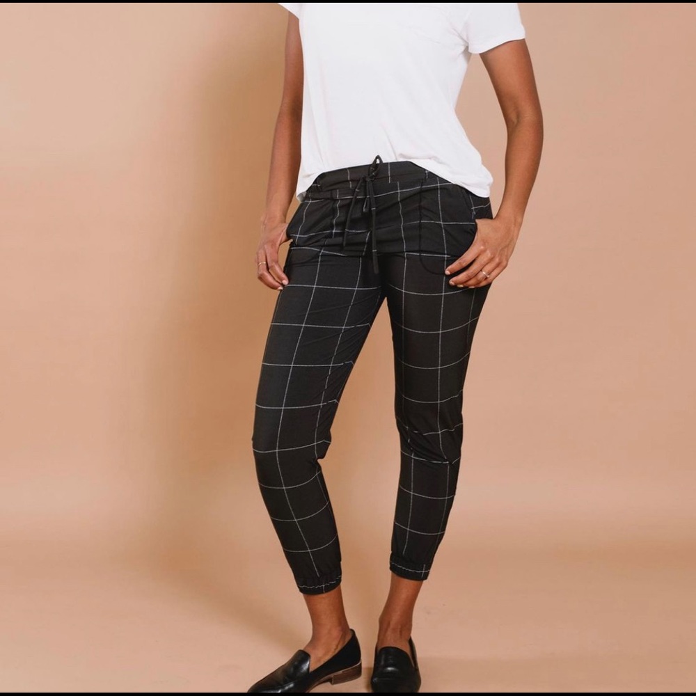 Women jetsetters in a large petite size.